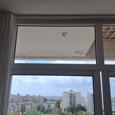 חלון זכוכית עם נוף עירוני ברקע