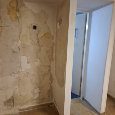 קיר עם קילופי צבע ותיקונים