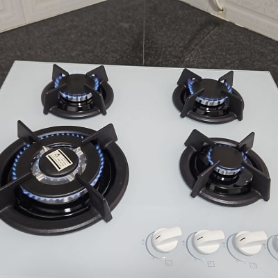 כיריים גז עם ארבעה מבערים דולקים