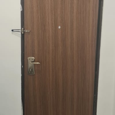 דלת עץ עם ידית מתכת ומנעול