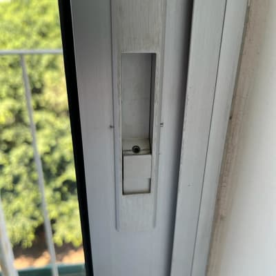 תקריב של מנגנון נעילה לתריס חלון