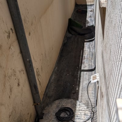 אזור חיצוני עם מכסה ביוב וכבל חשמלי