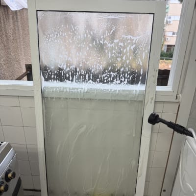 חלון עם סבון בתהליך ניקוי במטבח