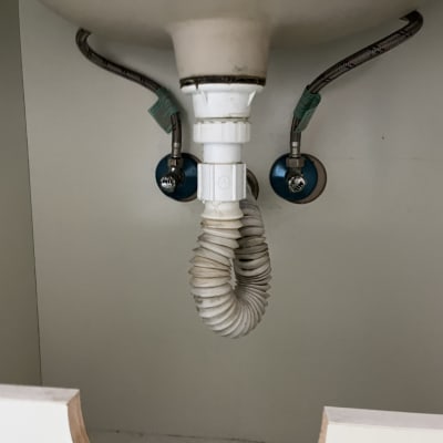 צינור ניקוז מתחת לכיור עם ברזים