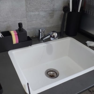 כיור עם ברז, מברג על השיש