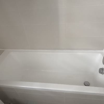 אמבטיה עם ברז ומקלחת יד