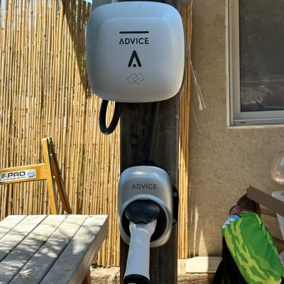 מטען חשמלי לרכב מותקן על עמוד עץ