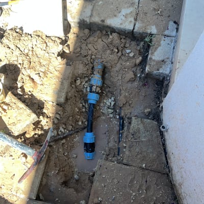 תיקון צנרת מים באדמה עם כלים
