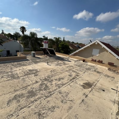 גג שטוח עם מערכת סולארית ונוף עירוני