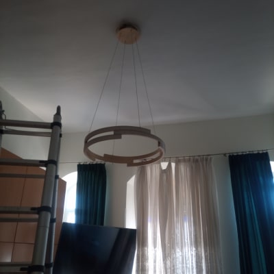 נברשת תלויה מהתקרה עם סולם בצד