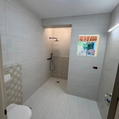 חדר אמבטיה חדש עם מקלחת ושירותים