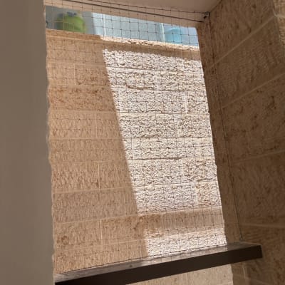 רשת למניעת כניסת יונים על קיר חיצוני