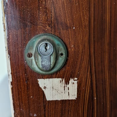 מנעול מתכת על דלת עץ חומה