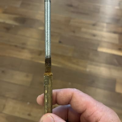 יד מחזיקה מוט מתכת עם הברגה