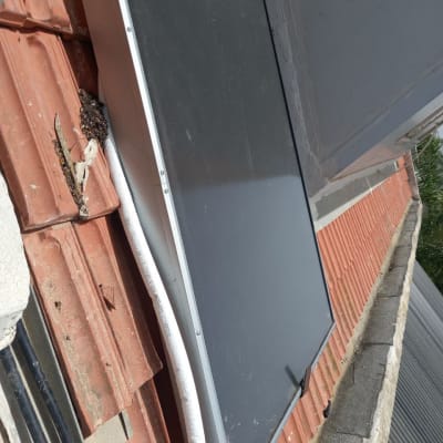 קולטן שמש מותקן על גג רעפים עם צינור לבן