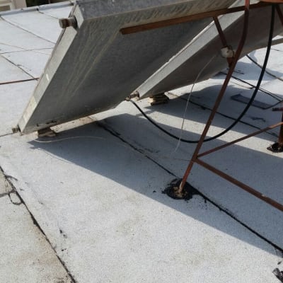 גג אטום עם יריעות ביטומניות ומתקן סולארי