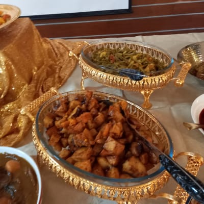 מגשי אוכל זהובים עם תבשילים שונים