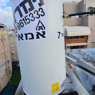 דוד שמש על גג עם צינור מחובר