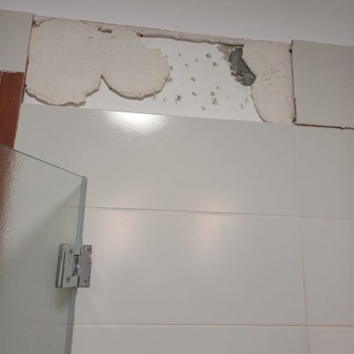 קיר עם אריחים שבורים ותיקון בטיח