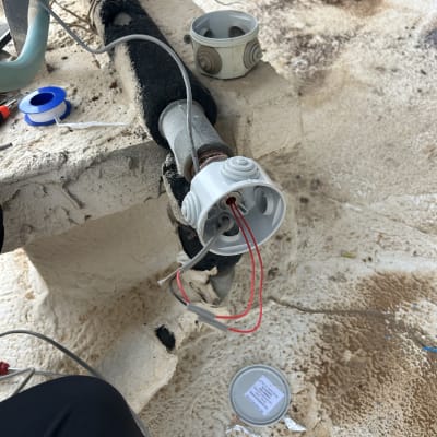 חיבורי צינורות וחוטים על גג