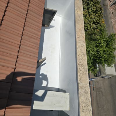 בריכת בטון אטומה עם ציפוי איטום לבן