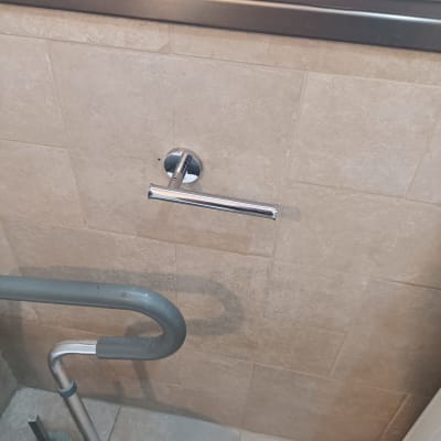 מתקן נייר טואלט מותקן על קיר בחדר אמבטיה