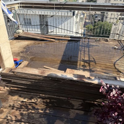 מרפסת עם שלולית מים ועבודות איטום