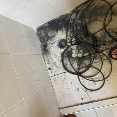 כבל ניקוי ביוב על רצפת חדר אמבטיה