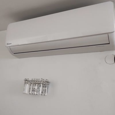 מזגן קיר לבן מותקן על קיר לבן