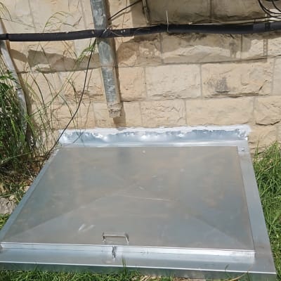 מסגרת מתכת על הקרקע ליד קיר אבן