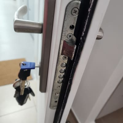 מנעול דלת עם מפתחות תלויים