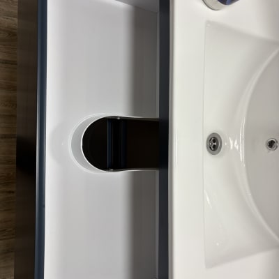 כיור וחומר ניקוי על משטח עץ