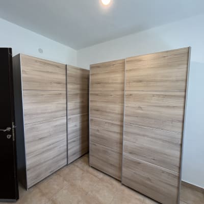 ארונות עץ עם דלתות הזזה בחדר