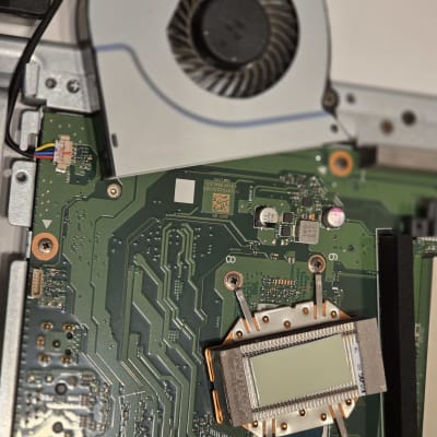 מעגל מודפס עם מאוורר ומעבד