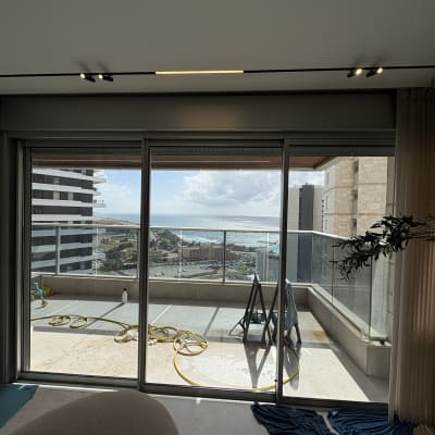 מרפסת עם צינור מים ומטליות לניקוי