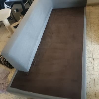 ספה לאחר ניקוי עם ריפוד חום ואפור