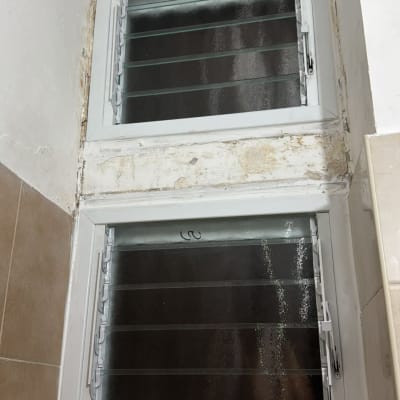 חלון אלומיניום עם תריסים בחדר אמבטיה