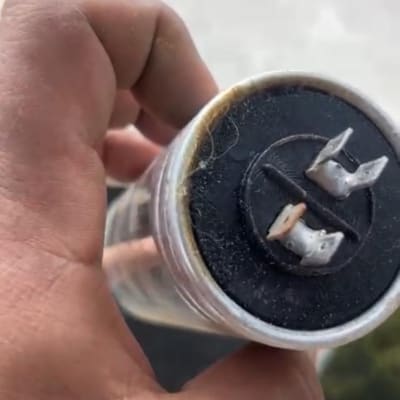 חלק ממערכת מיזוג אוויר מוחזק ביד