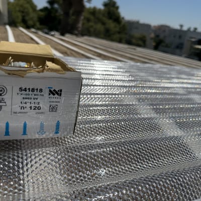 קופסת ברגים ייעודיים על גג סנטף של פרגולה
