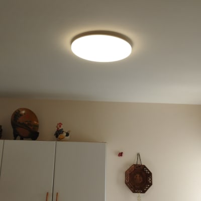 מנורת תקרה עגולה דולקת בחדר