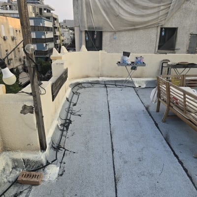 גג עם עבודת איטום, חומרים וכלים על שולחן