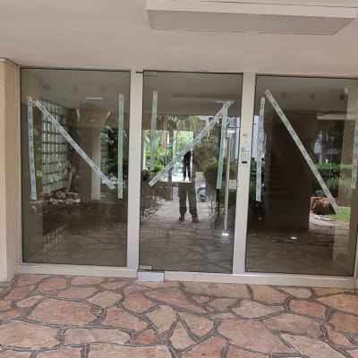 דלתות זכוכית עם סרטי הדבקה בצורת איקס