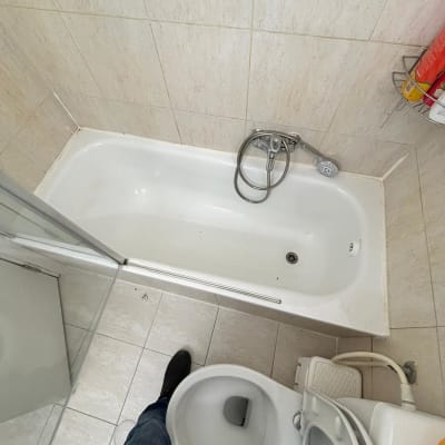 אמבטיה עם אריחים וכלים סניטריים