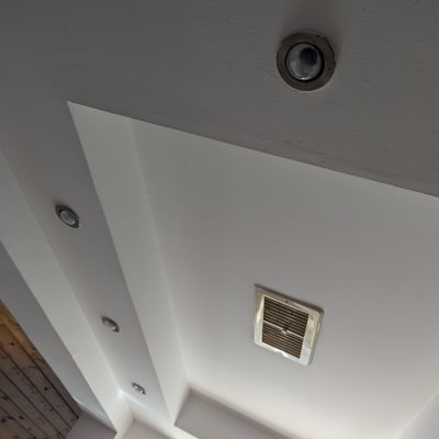 תאורה שקועה בתקרה עם פתח אוורור