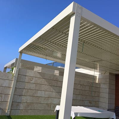 פרגולה מאלומיניום עם קורות אופקיות לבנות