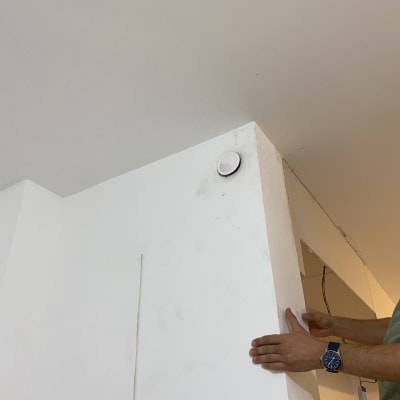 גלאי עשן מותקן על קיר לבן