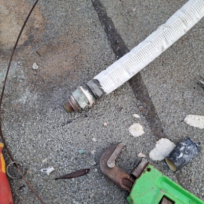 כלי עבודה וצינור על הקרקע