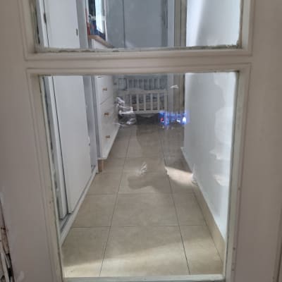 דלת זכוכית עם השתקפות של חדר פנימי