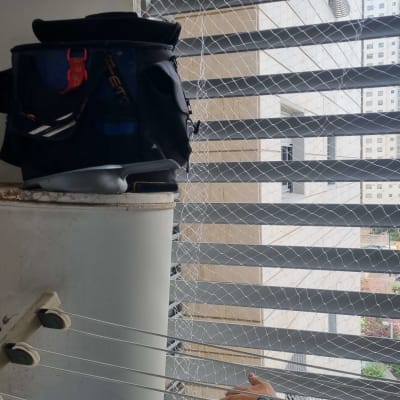 רשת למניעת כניסת יונים מותקנת על חלון