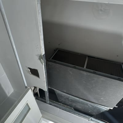 תמונה של עבודת תחזוקה בתקרה עם לוח מתכת פתוח